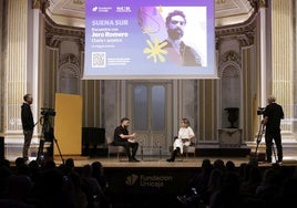 El cantautor Jero Romero y la periodista Regina Sotorrío, este miércoles en la cita de Suena SUR en la Sala Fundación Unicaja María Cristina.