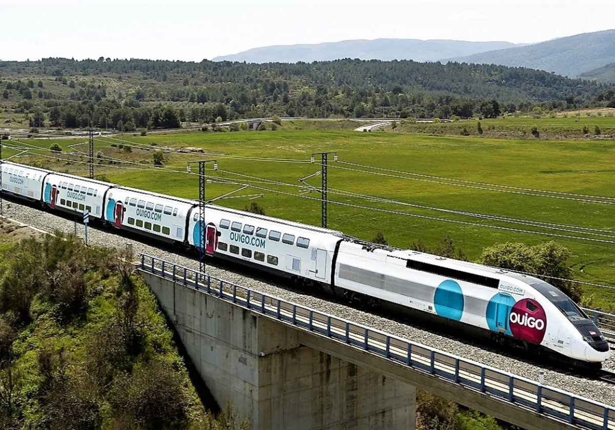 Un tren de la nueva operadora de alta velocidad de bajo coste Ouigo.