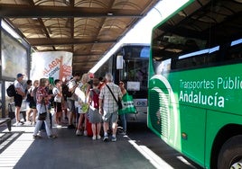 Imagen de autobuses en el Muelle Heredia.