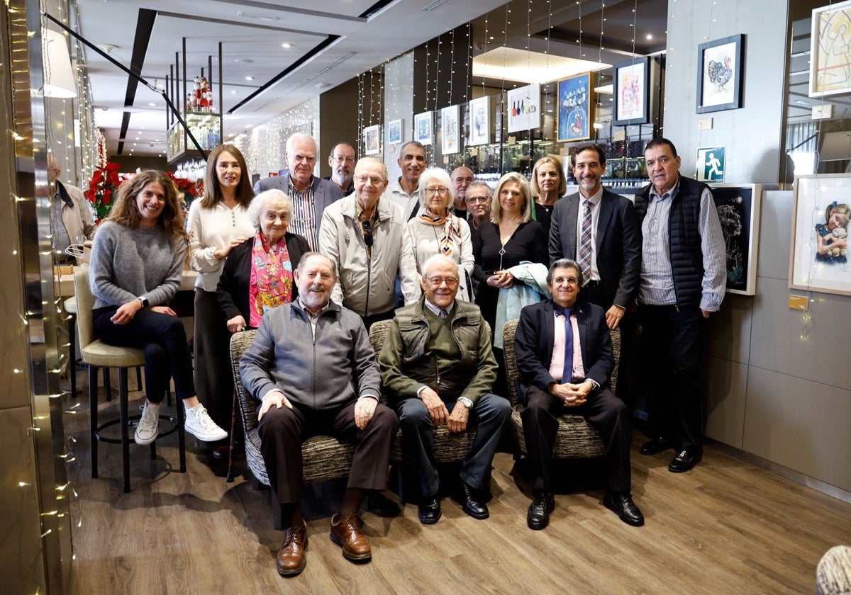 Los pintores malagueños con representantes de SUR y Fundación Unicaja.