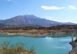 Vista del embalse de La Viñuela tras el paso de las danas.