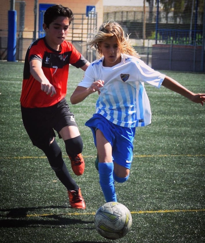 Imagen secundaria 2 - Pol Arnau, con sus padres (arriba), debajo, en un equipo de cantera en la Danone Cup, situado en la fila inferior a la derecha, con Carlos López encima de él y también con los hijos de Kamenu y Julen Guerrero en la imagen y, sobre estas líneas, jugando en un partido de cantera del Málaga.