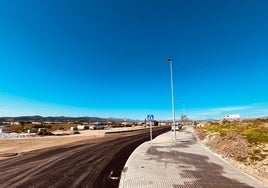 Imagen del estado del nuevo vial del Camino de Torrox, con el asfaltado ya realizado.