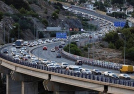 Caravanas en el acceso a Málaga desde Rincón de la Victoria en hora punta.