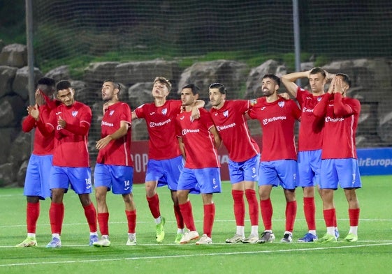 Los jugadores del Estepona se lamentan durante la tanda de penaltis frente al Leganés.