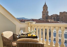 Terraza de una habitación de un hotel del centro de Málaga con vistas a la Catedral.