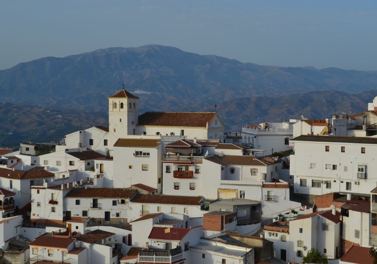 Vista panorámica del casco urbano de Iznate.