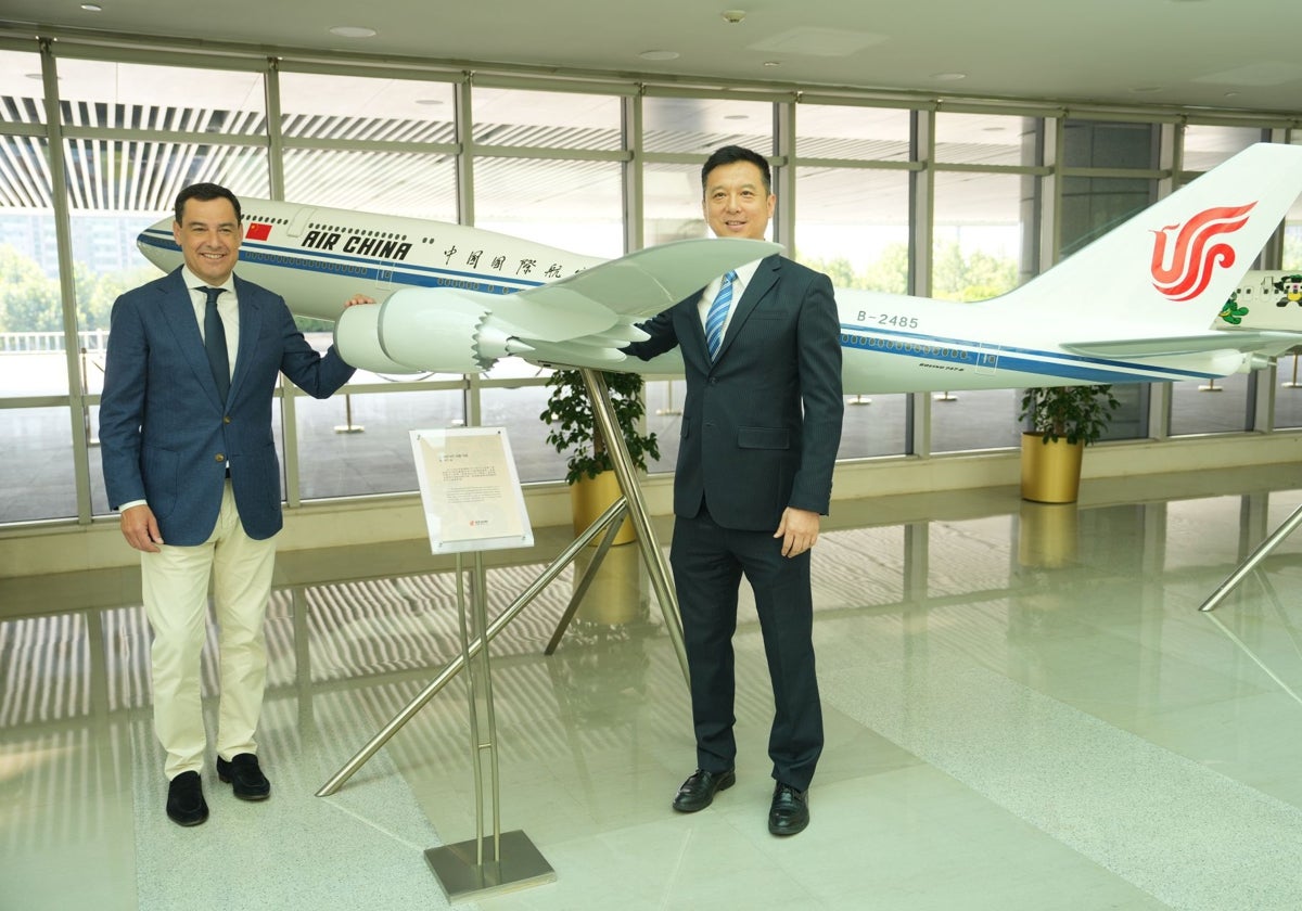 Juanma Moreno, en la sede de Air China donde se reunió con sus dirigentes.