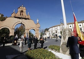 Izada de la bandera española a mediodía del viernes 6