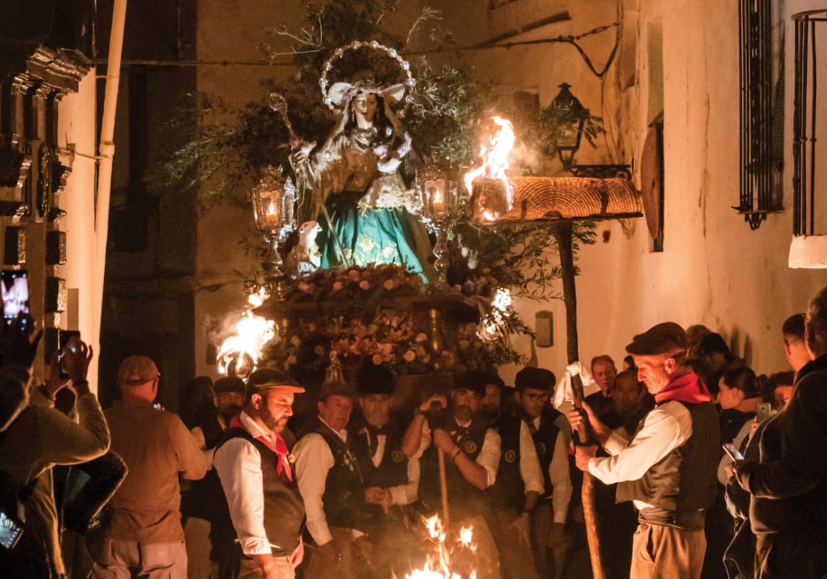 La figura de la Virgen durante las fiestas de Los Rondeles en Casarabonela.