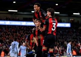 El exmalaguista Dean Huijsen celebra su primer gol con el Bournemouth frente al Tottenham.