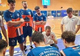 El entrenador del Marbella, Rai López, instruye a sus jugadores.