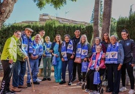 Miembros del Málaga posan con algunos residentes de la residencia Azalea.