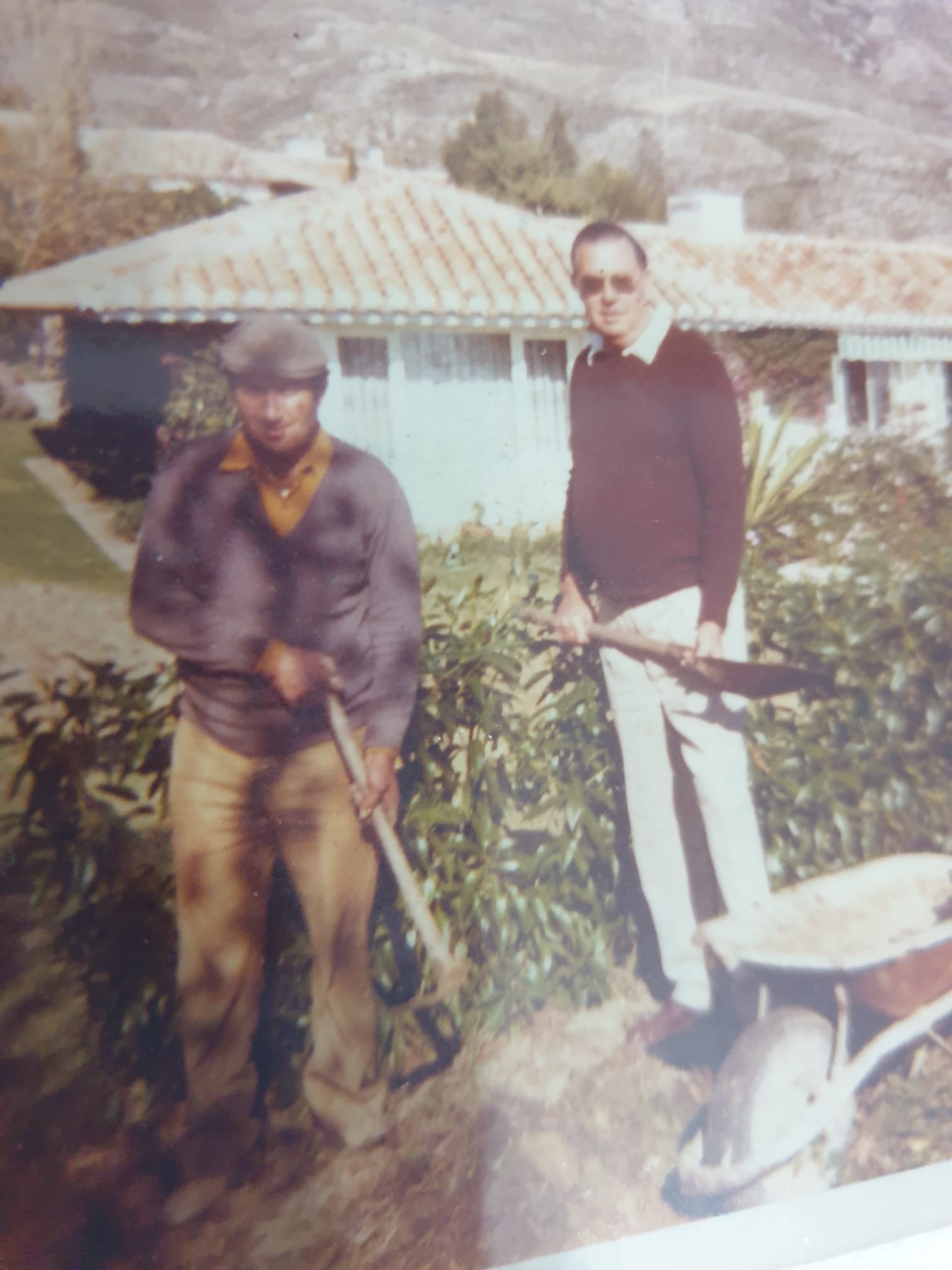 Román Peinado y Bud Ornstein, en el jardín de Villa San Ysidro.