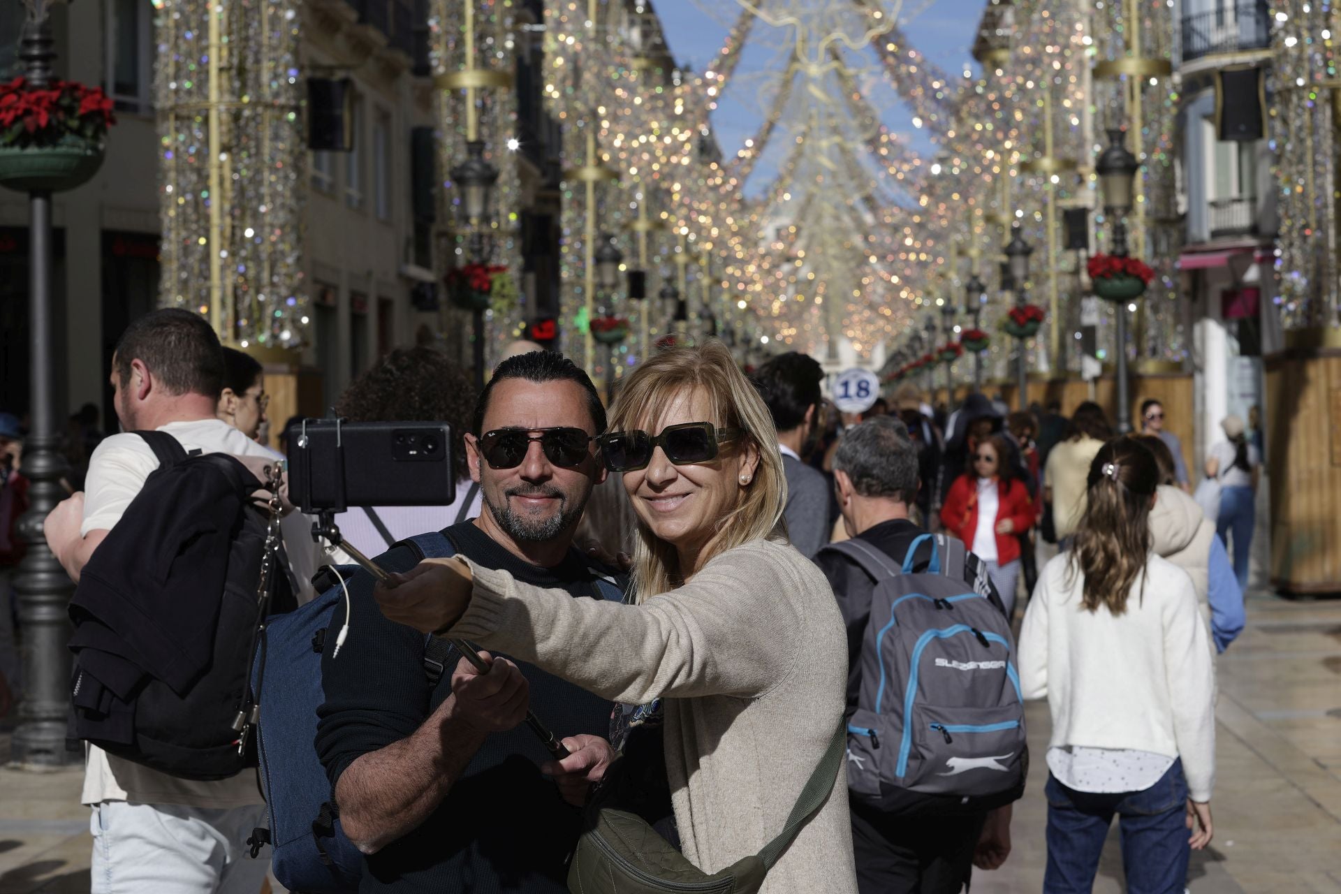 La Navidad y el buen tiempo llenan el centro de Málaga en pleno puente