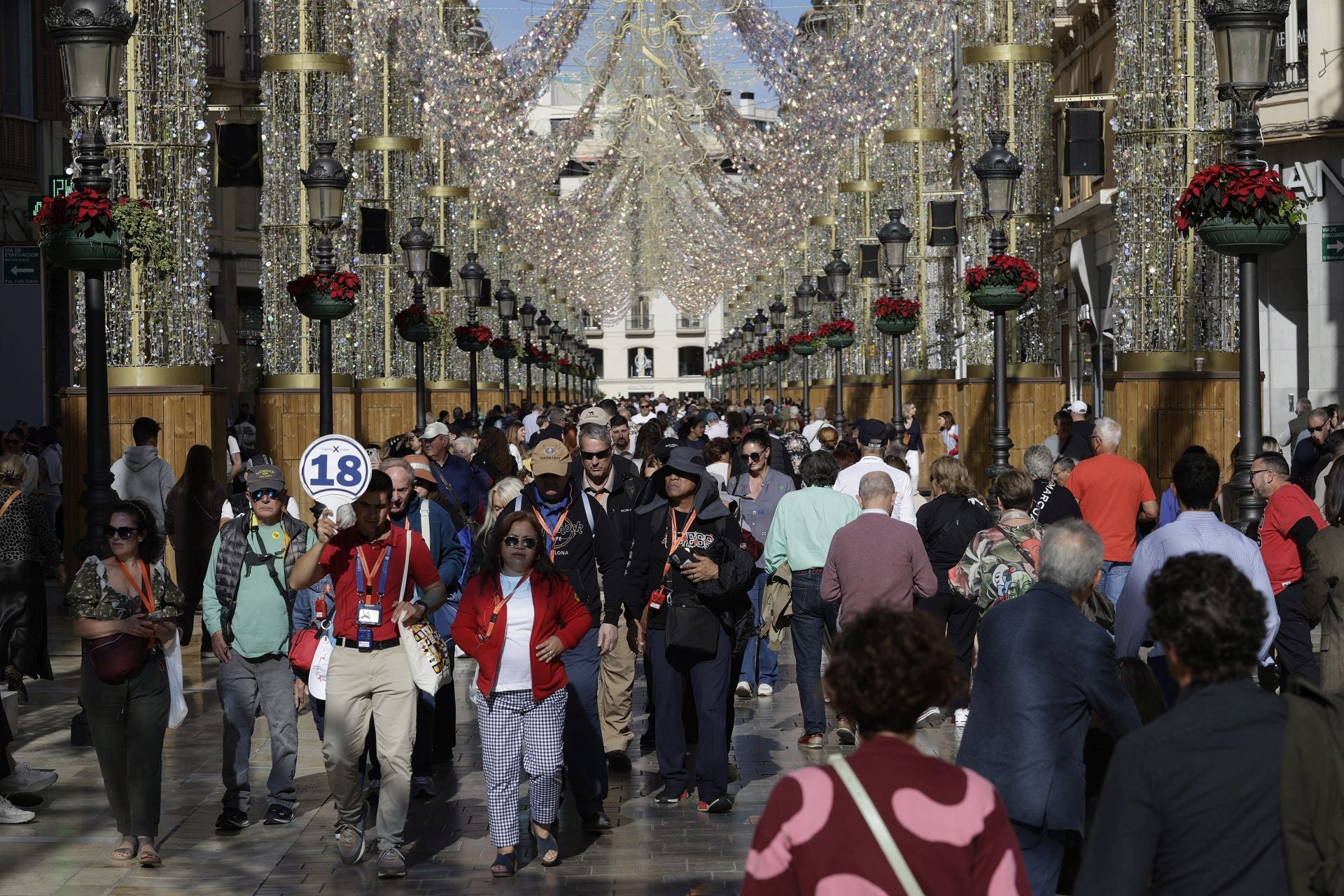 La Navidad y el buen tiempo llenan el centro de Málaga en pleno puente