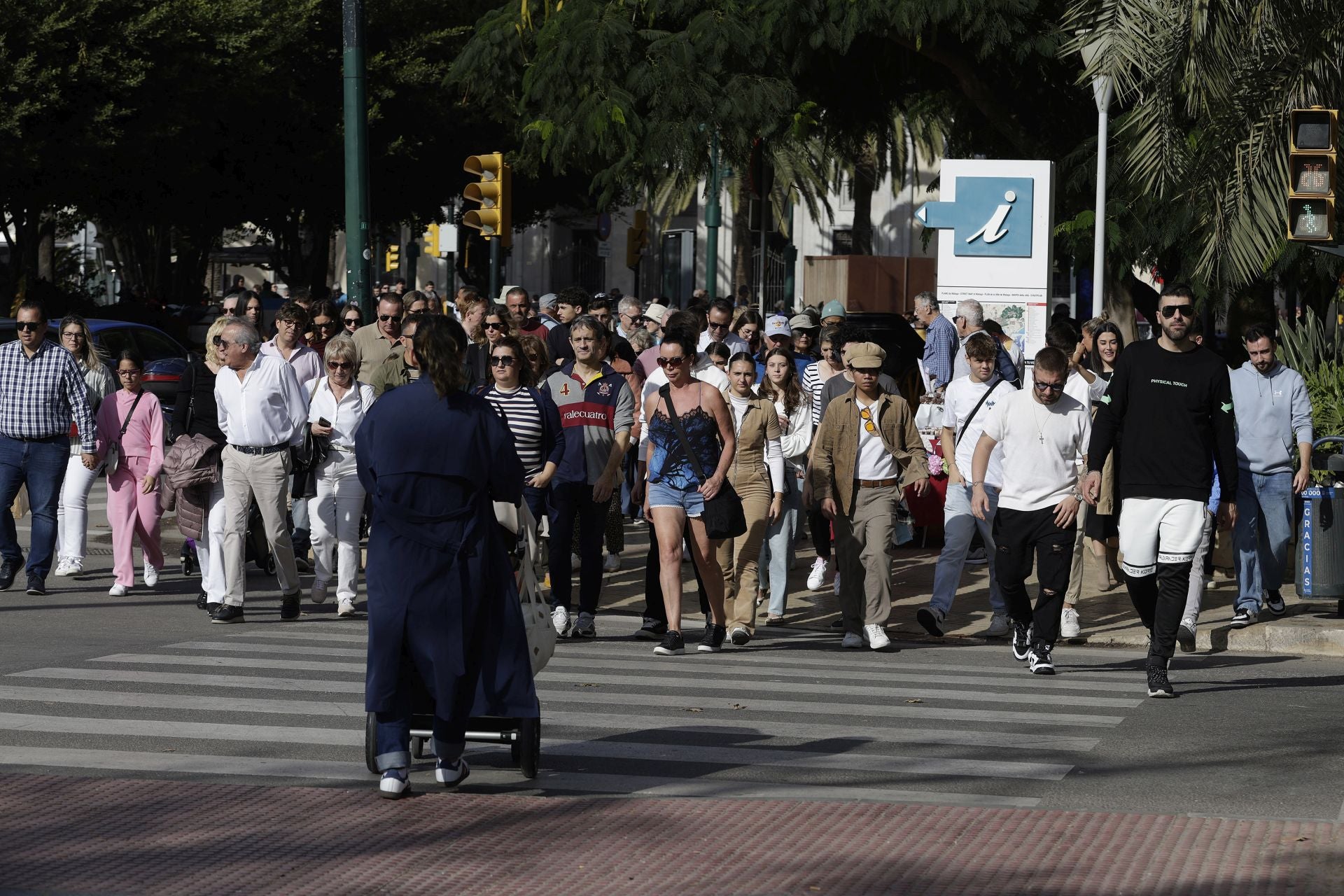 La Navidad y el buen tiempo llenan el centro de Málaga en pleno puente