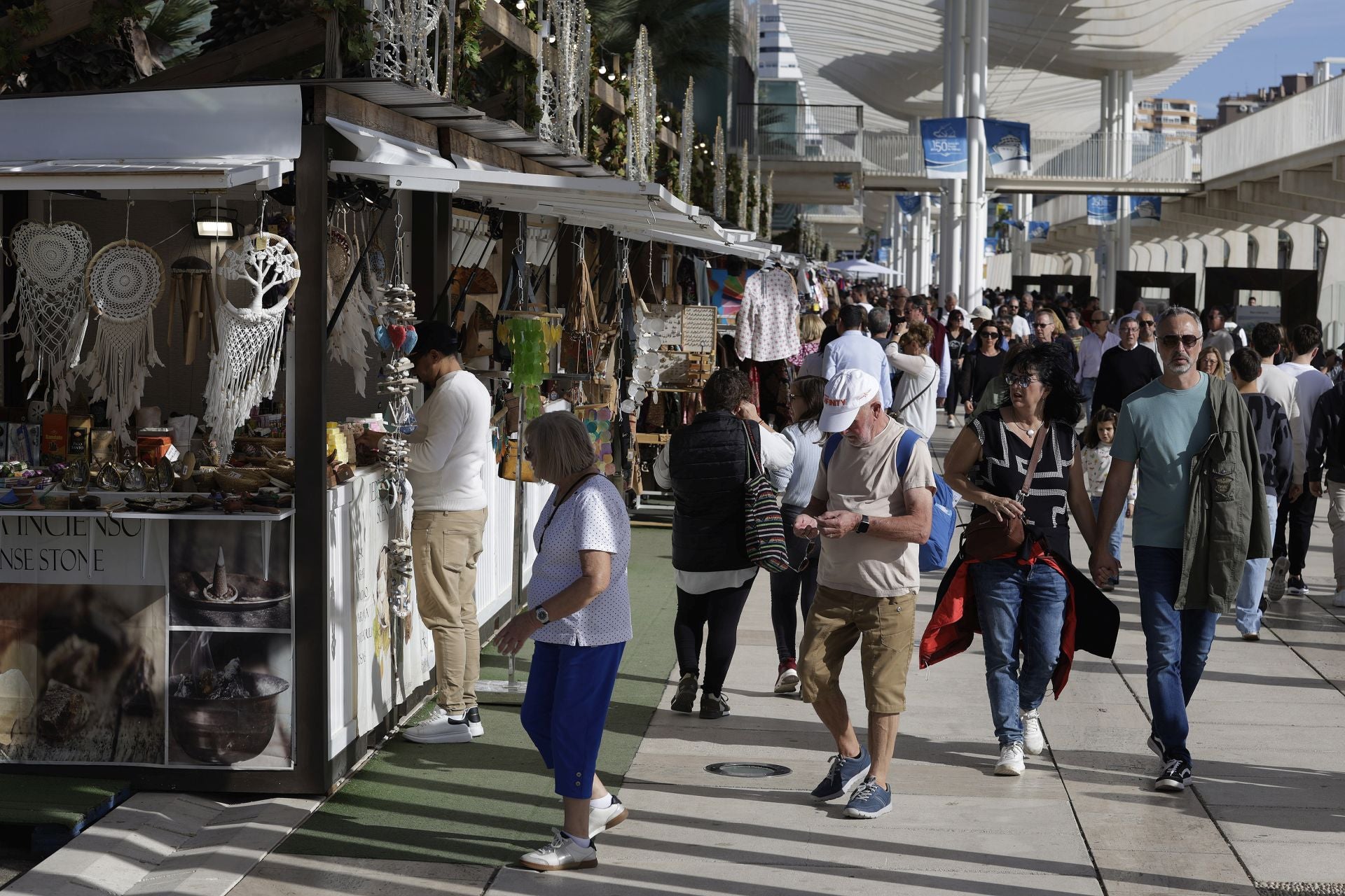 La Navidad y el buen tiempo llenan el centro de Málaga en pleno puente