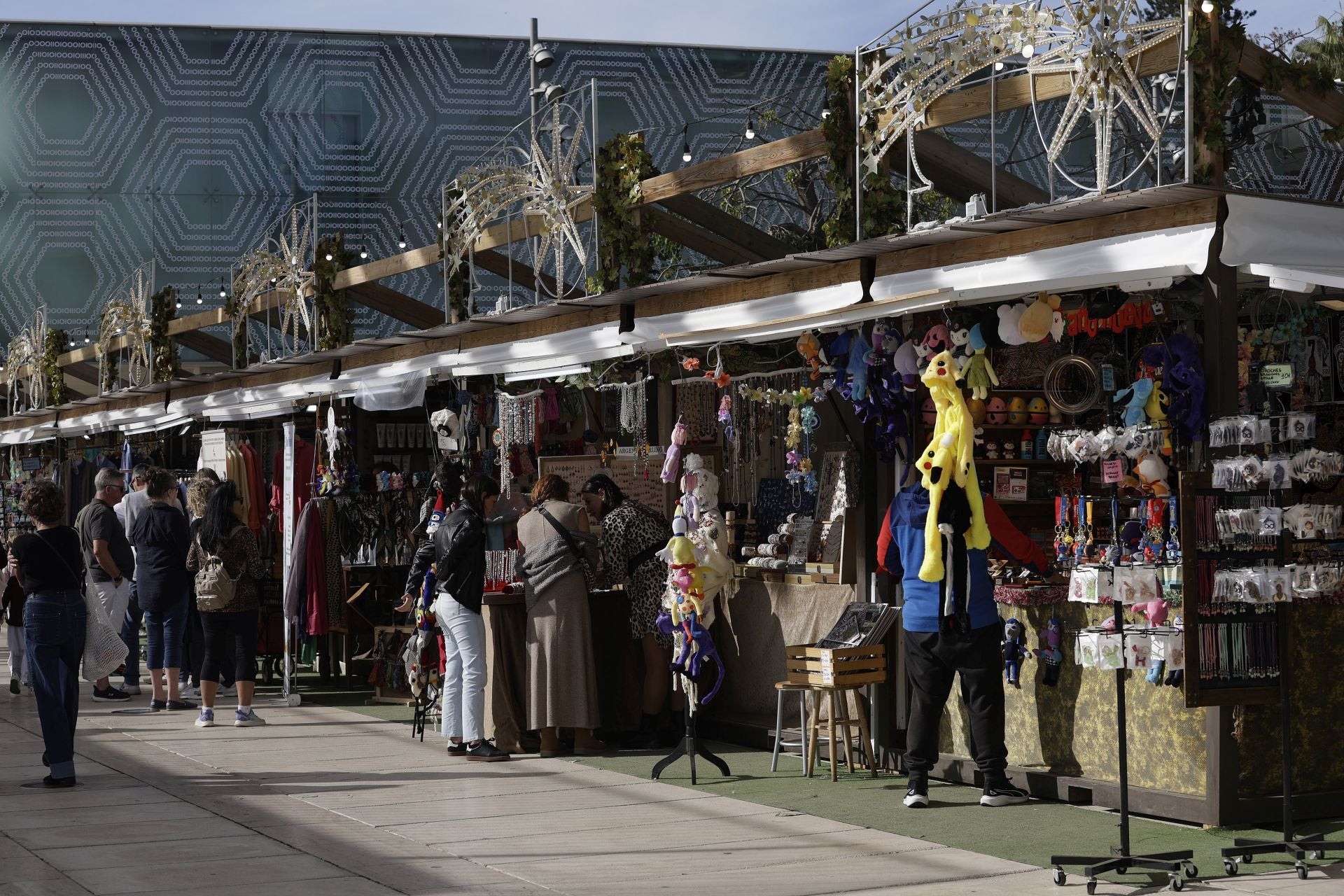 La Navidad y el buen tiempo llenan el centro de Málaga en pleno puente