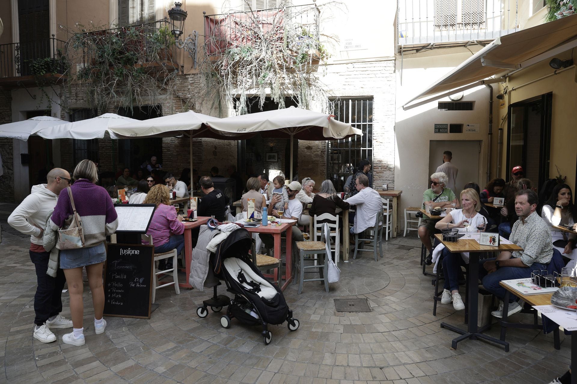 La Navidad y el buen tiempo llenan el centro de Málaga en pleno puente