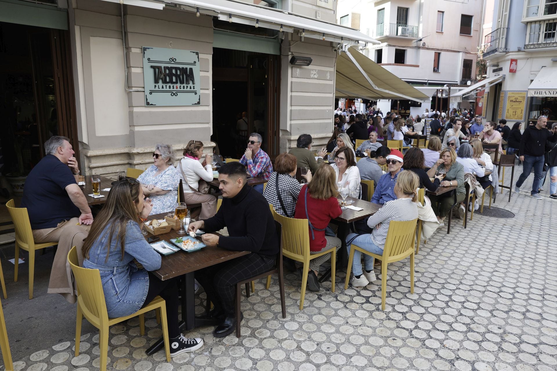 La Navidad y el buen tiempo llenan el centro de Málaga en pleno puente