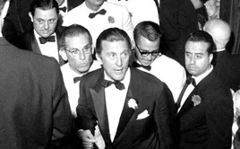 Kirk Douglas, a la entrada del hotel Victoria Eugenia de Donosti, escoltado por Bud Ornstein (primero por la izquierda).