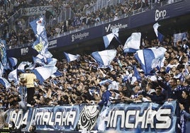 Aficionados del Málaga animan a su equipo en el encuentro ante el Racing.