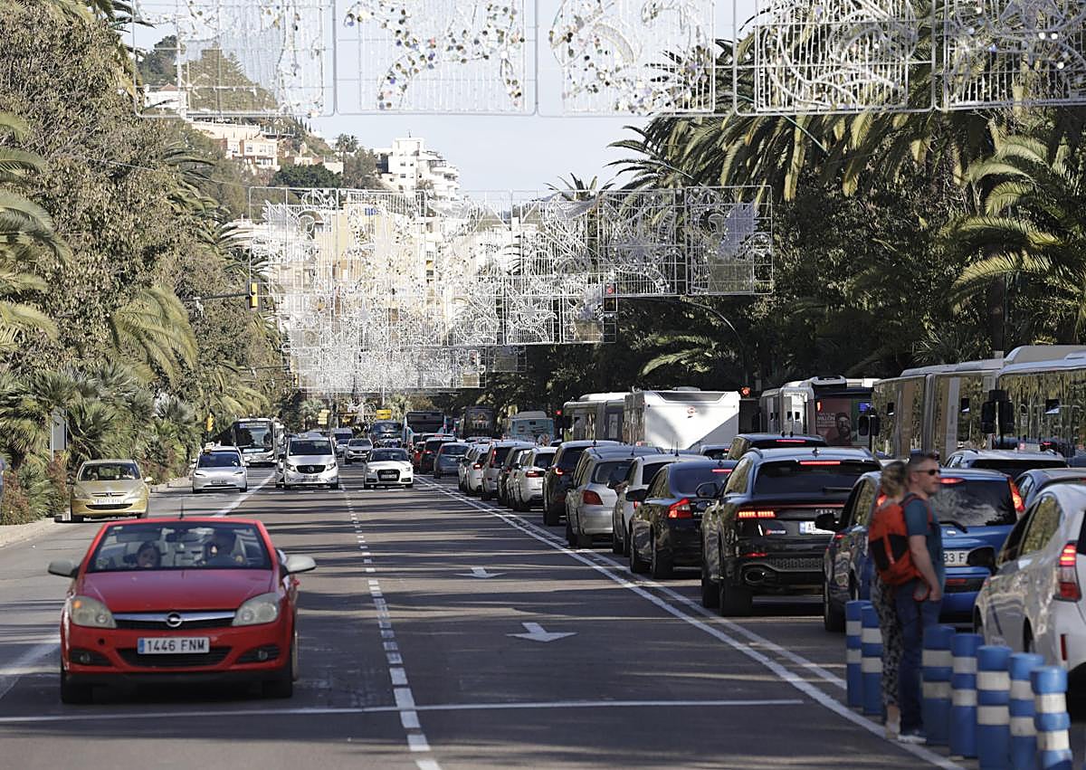 Imagen secundaria 1 - Atasos en difrentes puntos del Centro este sábado.