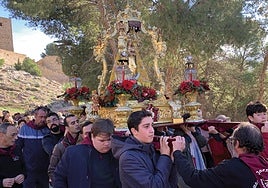 El cortejo pasa bajo la muralla de la ciudad