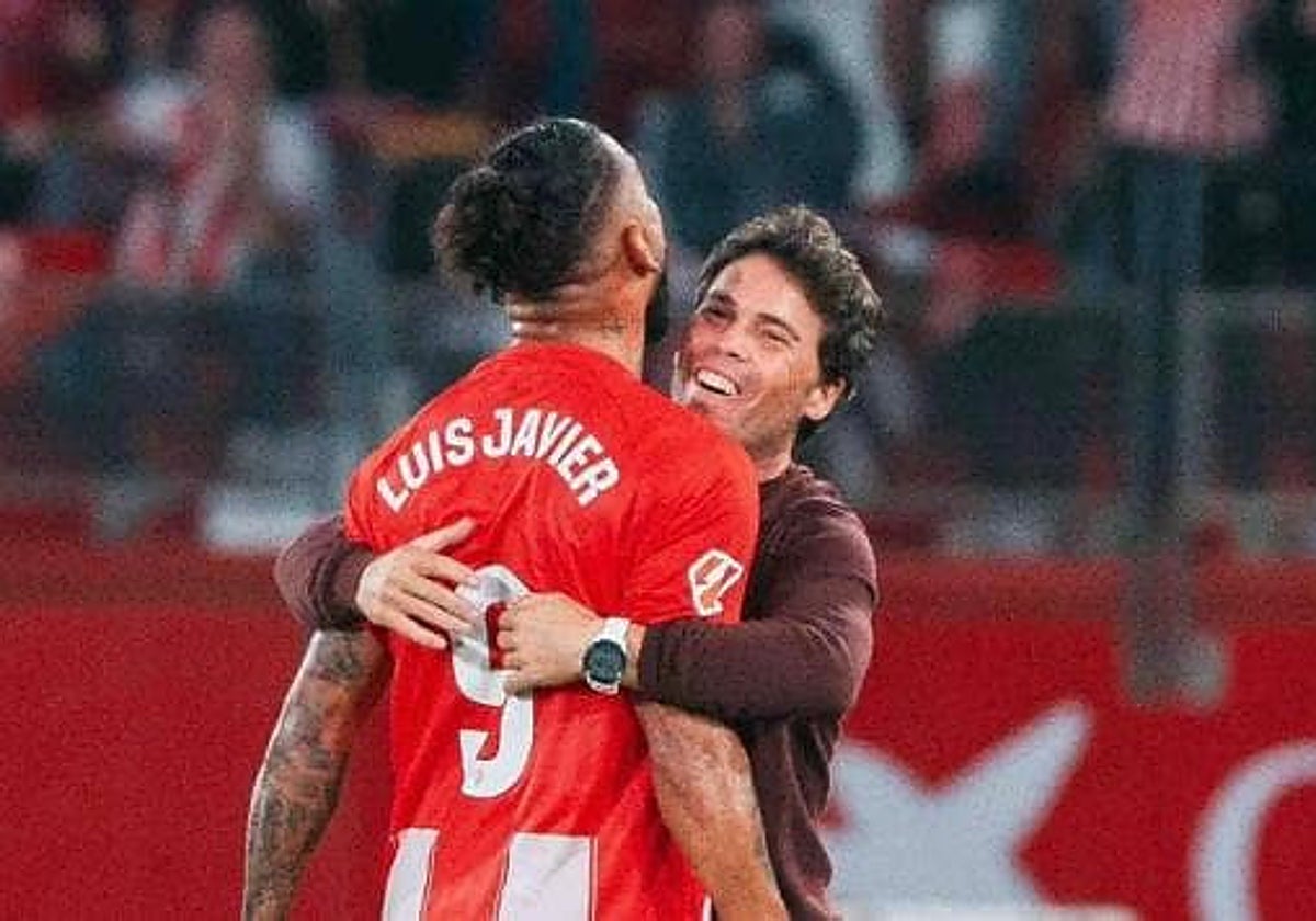 Rubi, entrenador del Almería, se abraza con Luis Suárez, delantero del conjunto almeriense.