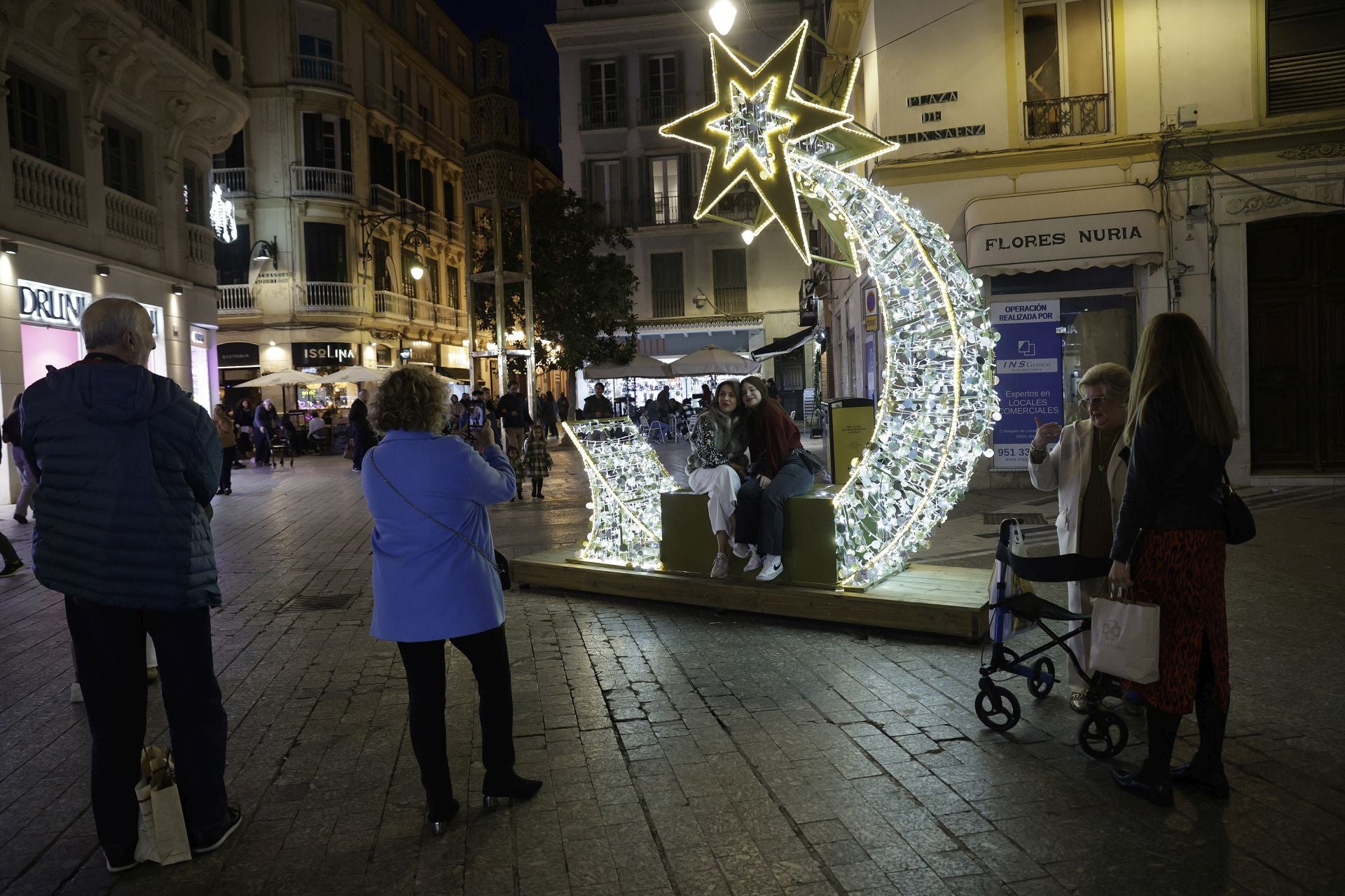 La Navidad y el buen tiempo llenan el centro de Málaga en pleno puente