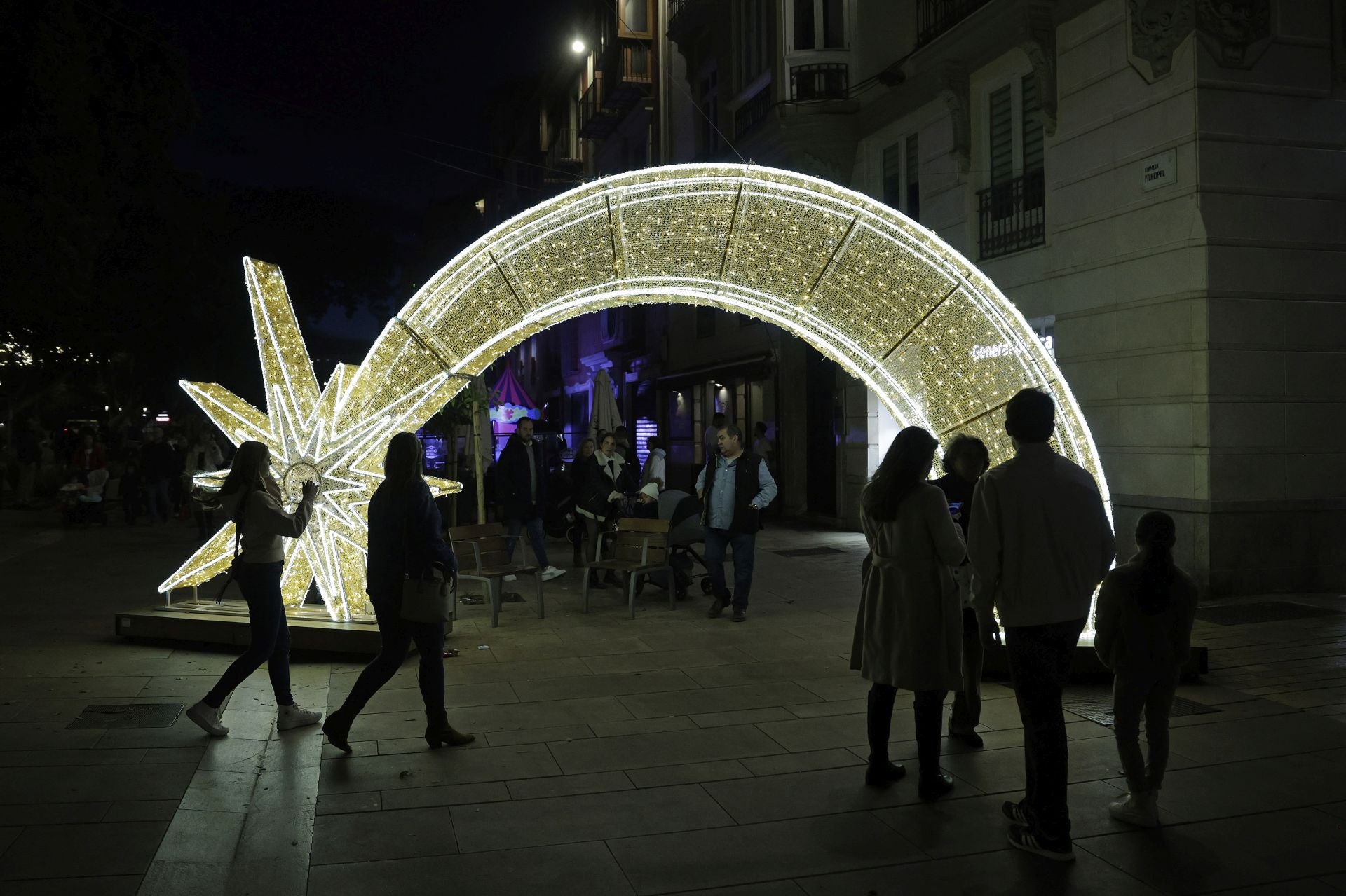 La Navidad y el buen tiempo llenan el centro de Málaga en pleno puente