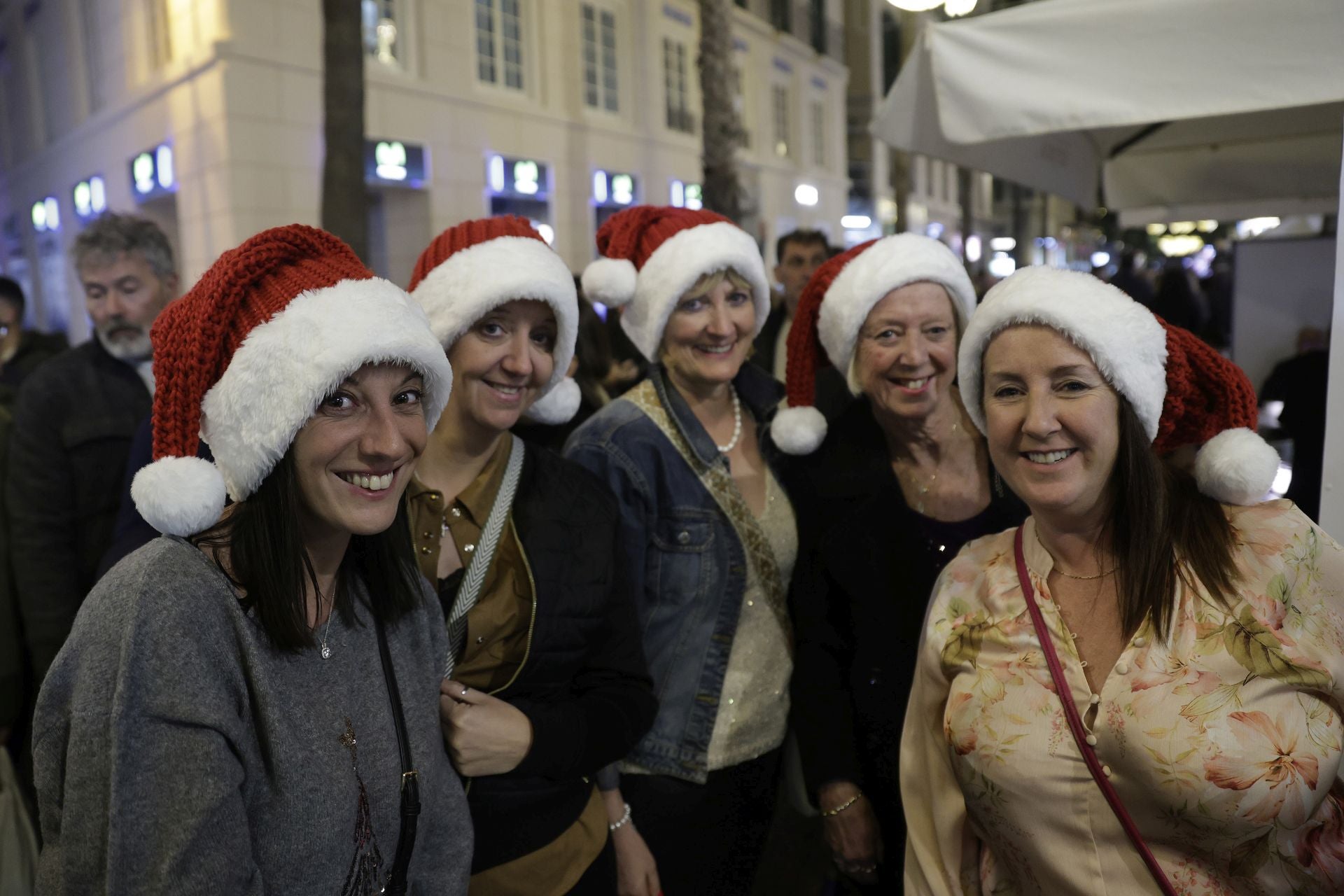 La Navidad y el buen tiempo llenan el centro de Málaga en pleno puente