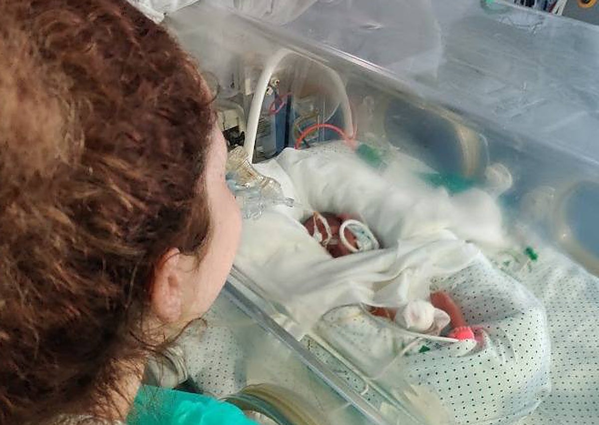 Imagen secundaria 1 - Julia, Daniela y Lucía permanecieron varios meses en la unidad de Neonatos del Materno Infantil de Málaga.