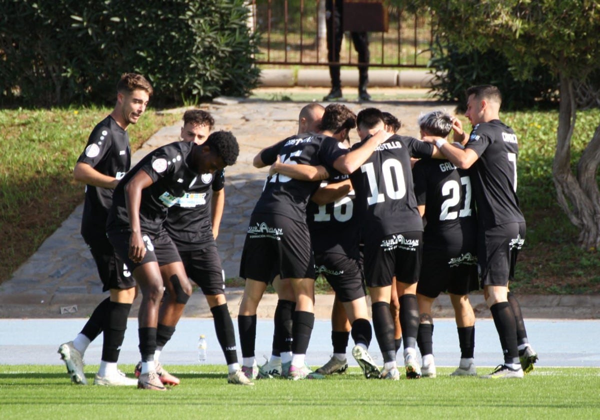 Los jugadores del Torremolinos celebran el gol de Riveiro.