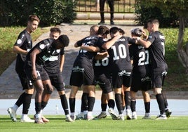 Los jugadores del Torremolinos celebran el gol de Riveiro.