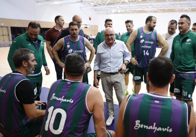 Pedro Ramírez se dirige a sus jugadores en ujn tiempo muerto.