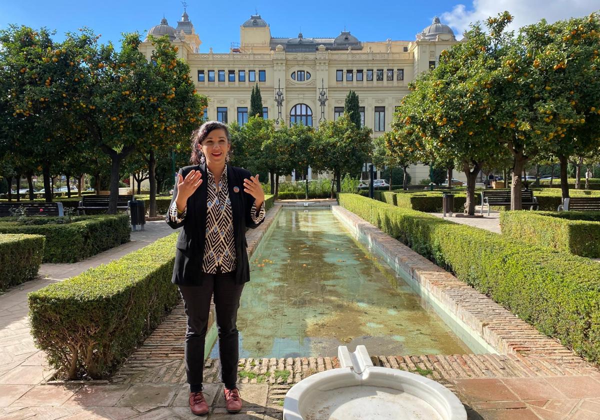 La portavoz de Con Málaga, Toni Morillas, explica el proyecto de revegetación en los jardines de Pedro Luis Alonso, al lado de la Casona.