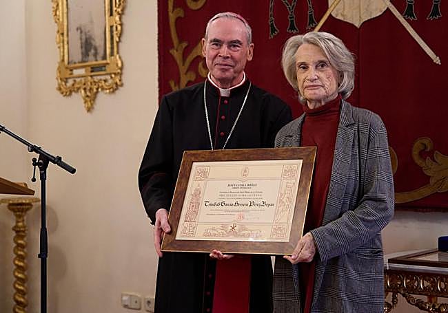 Trinidad, en el acto de recogida de la Medalla Pro Ecclesia Malacitana de manos del Obispo Jesús Catalá.