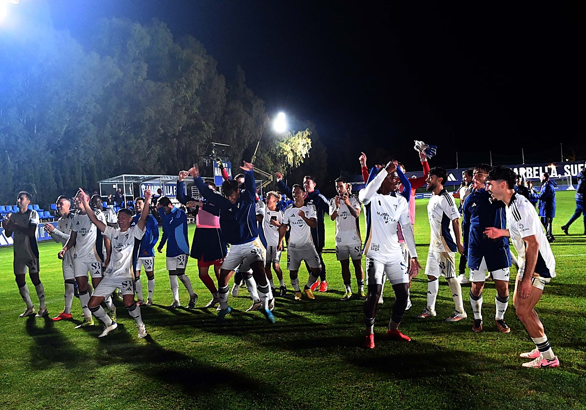 Los jugadores del Marbella celebran frente a su afición el triunfo frente al Burgos en la Copa del Rey.