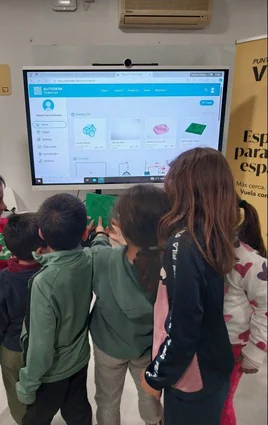 Escolares en un aula digitalizada.