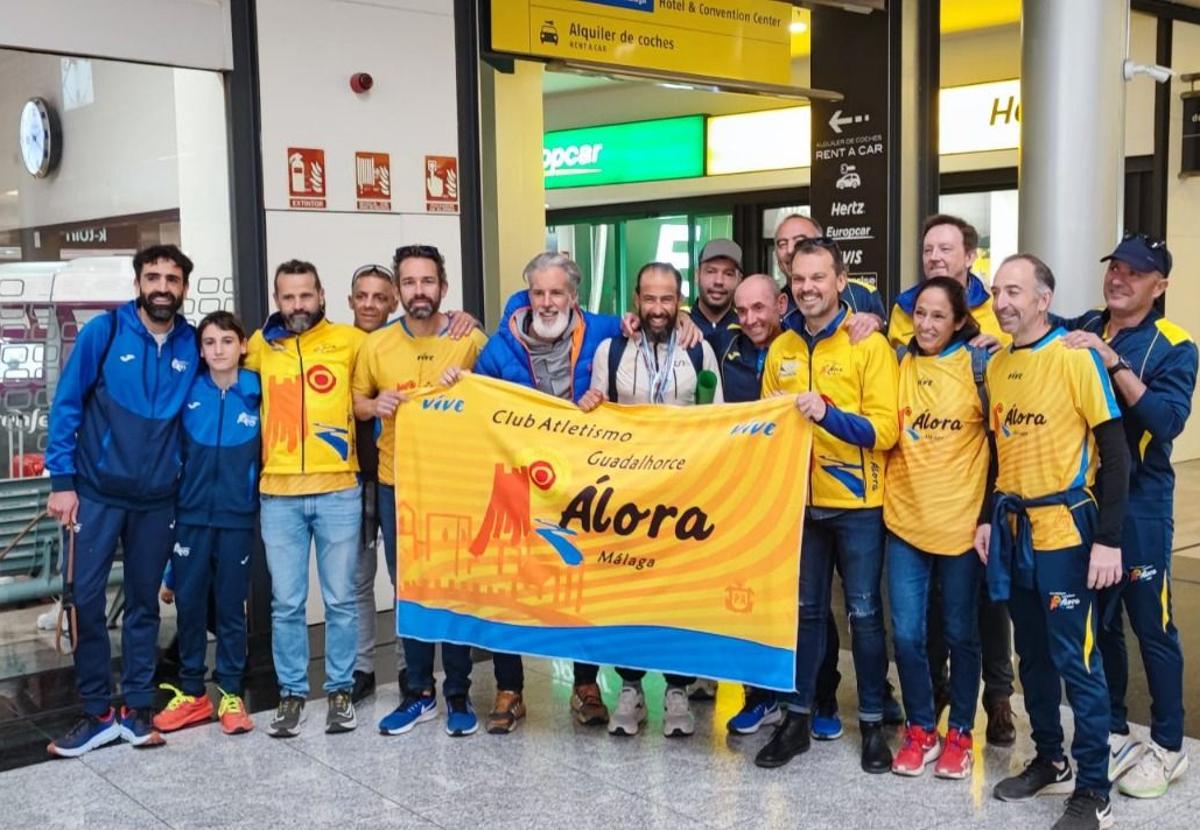 Conejo, en el centro, a su llegada a Málaga este domingo.