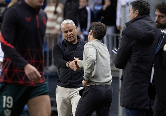 Pellicer y Rubi se saludan tras el partido entre el Málaga y el Almería.