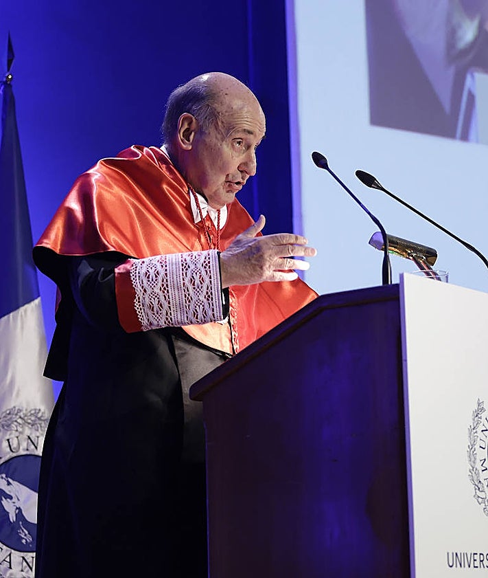 Imagen secundaria 2 - Detalle de algunos momentos del acto de investidura. 