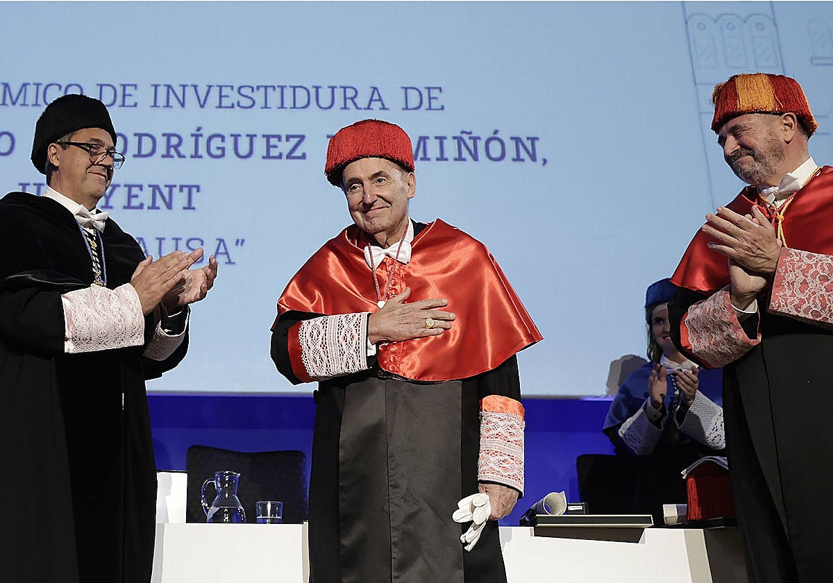 Miquel Roca Junyent, junto con el rector de la UMA, Teodomiro López y el catedrático Ángel Rodríguez-Vergara, en el acto.