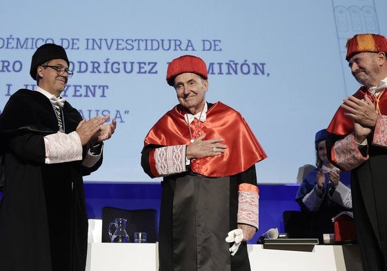 Miquel Roca Junyent, junto con el rector de la UMA, Teodomiro López y el catedrático Ángel Rodríguez-Vergara, en el acto.