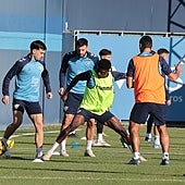 Ejercicio de 'rondo' en el entrenamiento del Málaga.
