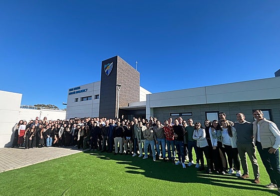 Futbolistas de los dos primeros equipos y cuerpo técnico, directivos y empleados del Málaga, en la puerta de La Academia para celebrar su tradicional almuerzo navideño.