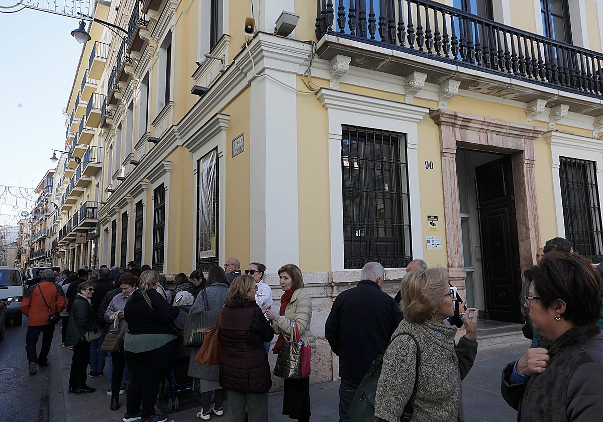 Desde primera hora de la mañana, San Luis y Encarnación han tenido largas filas de vecinos que optan por los 18.000 bonos de consumo