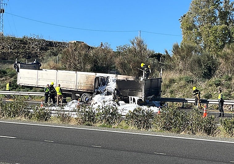Bomberos actuando en la zona del incendio.
